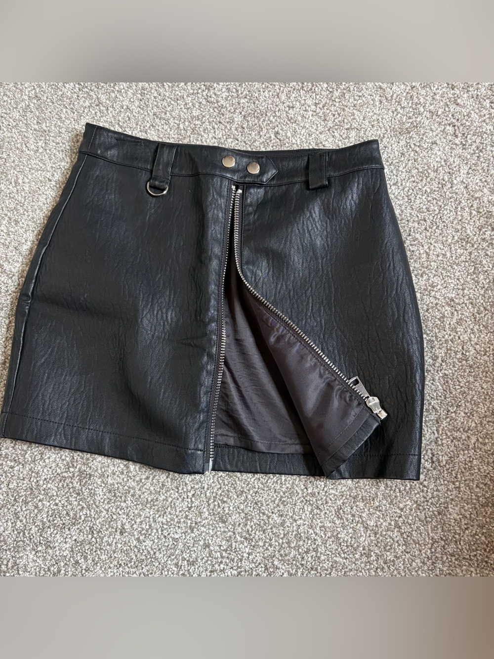 Black Faux Leather HOROSCOPEZ Mini Skirt Sz Small NWOT Chunky Zippers - Picture 3 of 6